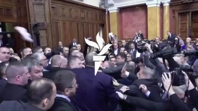 Тепачка на власта и опозицијата во српскиот парламент