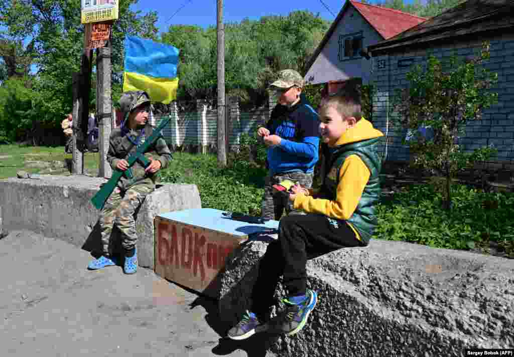 Місцеві діти в Харківській області встановили «блокпост». 5 травня 2022 року