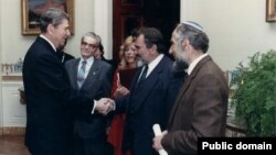 Микола Руденко (другий справа) і Рональд Рейган (ліворуч). Архівне фото