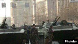 Армения –Военные патрулируют улицы Еревана, 2 марта 2008 г. 