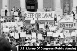 1977-nji ýylyň sentýabrynda Waşingtonda geçirilen protest. Oňa gatnaşyjylar Panama kanalynyň gözegçiliginiň elden berilmegine garşy çykýarlar.