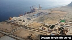 Uz sve veći niz projekata, CPEC će Pekingu omogućiti pristup luci Gvadar na jugu Pakistana, koja je blizu Hormuškog moreuza - najvažnijeg svjetskog puta za transport nafte.