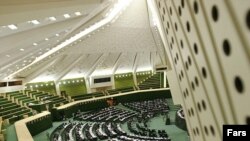 آگاهان سياسی می گويند مرکز ثقل انتقادات به سياست های دولت محمود احمدی نژاد، به مجلس منتقل شده است