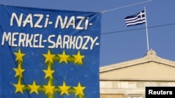 Банер біля грецького парламенту у Афінах, 19 червня 2011 року