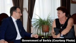 Petar Petkvić, direktor Kancelarije za Kosovo Vlade Srbije i Dragica Gašić, izbeglica i povratnica u Đakovicu koja se vratila 21 godinu nakon rata. 30. juni 2021. 