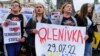 Учасники акції тримали в руках плакати з написами «Поверніть героїв додому», «Оленівка 29.07.2022», «Росія – країна-терорист», «Азов». 