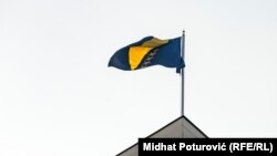 Zastava BiH na zgradi parlamenta