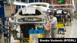 Radnici traže da odlazak na rad u inostranstvo bude isključivo dobrovoljan i da im se garantuje posao po povratku. Na slici: proizvodnja Fijata u Kragujevcu, arhivska fotografija