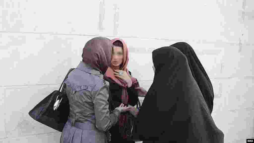 "Namünasib" geyidniyi üçün saxlanan Tehran sakinləri. 11 iyun 2012