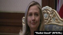 Хиллари Клинтон Өзбекстанға сапарының алдында Душанбеде баспасөз мәслихатын өткізді.