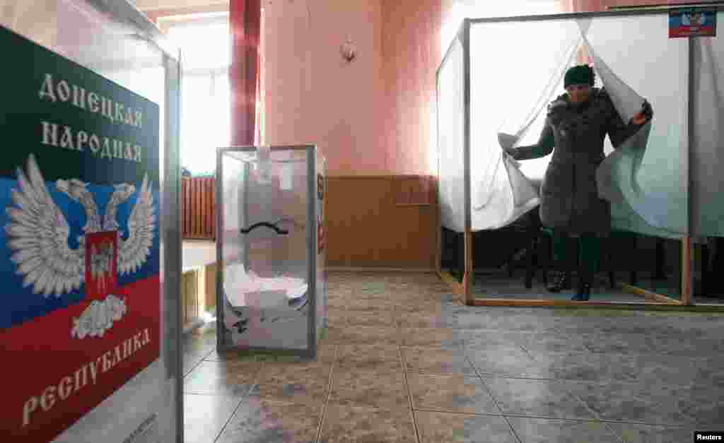 Выбарчы ўчастак у паселішчы Сядова на поўдзень ад Данецку, 2 лістапада 2014 году
