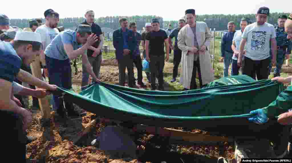 На мусульманському кладовищі в Казані поховали школярів, загиблих внаслідок стрілянини 11 травня