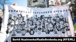 У листопаді активісти громадської організації «Кримська солідарність» запустили акцію «Стань їхнім голосом». За задумом організаторів, кожен може записати своє відеозвернення на підтримку політв’язнів