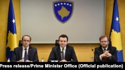 Premijer na dužnosti Aljbin Kurti i dosadašnji zamenici Abdulah Hoti i Haki Abazi, arhivska fotografija