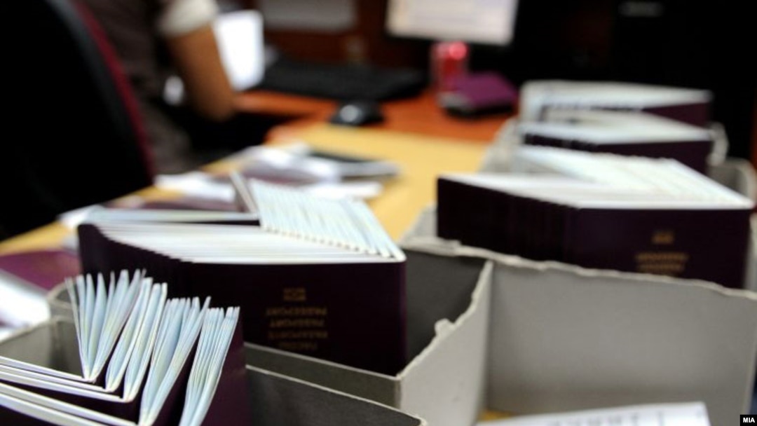 Zahvaljujući neuspješnom uvođenju, do februara je izdato samo 1,3 miliona novih pasoša, što je učinilo međunarodna putovanja praktično nemogućim za stotine hiljada građana.
