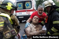 Пострадавший, спасенный из-под обломков здания, разрушенного в результате атаки беспилотников, Харьков, 7 июня 2025 года