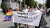 Duminica marșurilor: susținătorii comunității LGBTQ+ și cei ai familiei tradiționale, pe trasee și la ore diferite, dar au fost și incidente
