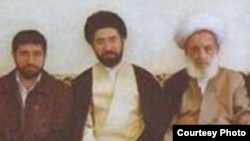 مجتبی خامنه ای (وسط)