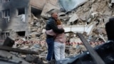 Выжившие после российской атаки на руинах своего дома