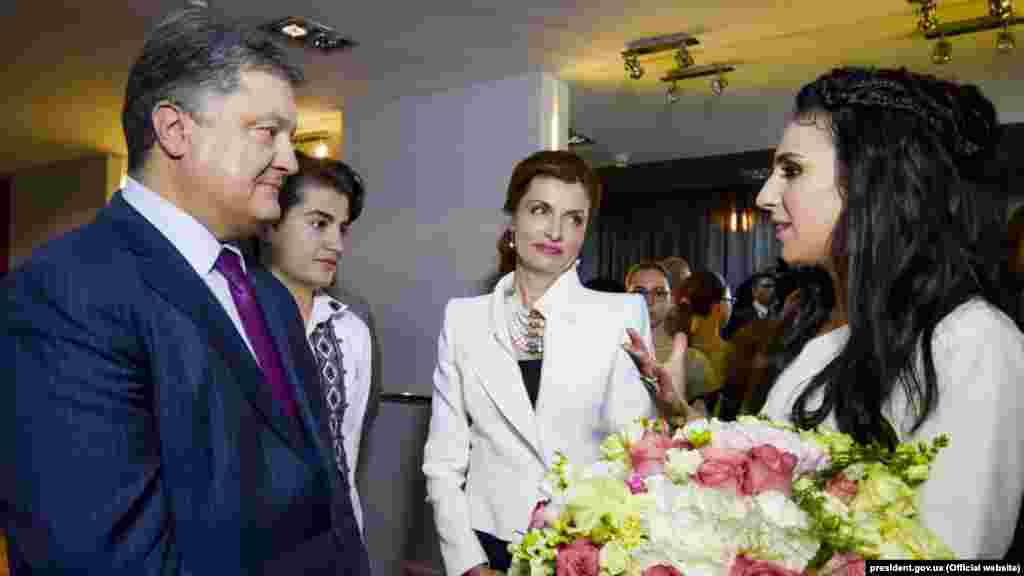 Петр Порошенко, его жена Марина Порошенко и сын Михаил с Джамалой после ее сольного концерта в Киеве. 24 мая 2016 года