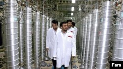 محمود احمدی نژاددر حال بازدید از تاسیسات نطنز در سال ۱۳۸۷.