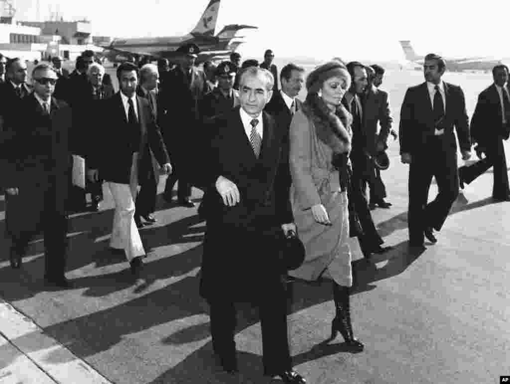 Iranski šah, Muhamed Reza Pahlavi i njegova supruga, carica Farah hodaju po pisti na aerodromu Mehrabad u Teheranu da bi se ukrcli na avion 16. januara, 1979. godine. Šah je napustio Iran, kako je zvanično saopšteno, otišavši na odmor. Mnogi Iranci veselili su se uz povike “Šah je otišao!”. Čovjek koji je vladao zemljom 37 godina nikada se nije vratio iz egzila. Preminuo je 13 mjeseci kasnije.
