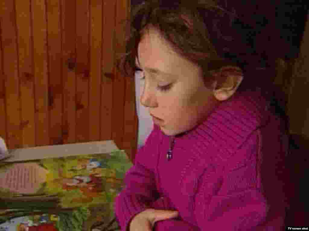 Azemina je jedino dijete u Brgulama, planinskom selu u blizini Vareša, jedini učenik u školi. Nikada nije vidjela niti se igrala sa nekim svojih godina, a dječije igre i igračke za sada su samo njen neostvareni san.