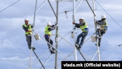 Работници на електричен столб
