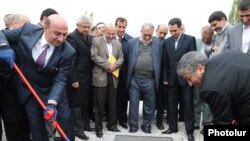 Հայաստան – Էներգետիկայի նախարար Արմեն Մովսիսյանը (ձախից) եւ նրա իրանցի գործընկեր Մաջիդ Նամջուն մասնակցում են հայ-իրանական բարձրավոլտ էլեկտրահաղորդման գծի կառուցման ծրագրի մեկնարկին, 14-ը հոկտեմբերի, 2010թ.