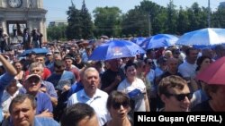 Сотні людей вийшли на вулиці столиці Кишинева, протестуючи проти відстороненого президента Ігоря Додона