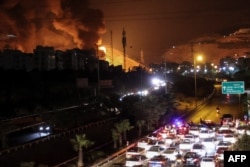 Blocaj pe autostradă la nord-vest de Teheran, în timp ce un incendiu a izbucnit în apropiere în depozitele de petrol din Shahran, duminică dimineață, pe 15 iunie 2025.