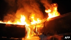 Pakistanski vatrogasci pokušavaju da ugase cistrene NATO-a sa zalihe nafte nakon napada naoružane osobe, Islamabad, 04. oktobar 2010.