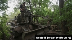 Военные 43-й артиллерийской бригады работают с САУ Пион