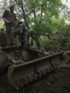 Житель Константиновки возле разрушенного российским авиаударом дома, в котором под завалами ищут его мать. 8 мая 2025 года