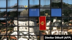 Odraz jedne od pravoslavnih crkava u Podgorici na staklima zgrade, ilustrativna fotografija