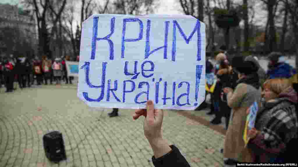 Написані власноруч написи на саморобних плакатах – спосіб висловити свою позицію
