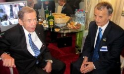 Колишній дисидент і екс-президент Чехії Вацлав Гавел та тодішній голова Меджлісу кримськотатарського народу Мустафа Джемілєв на Міжнародній конференції «Форум 2000» в Празі, жовтень 2011 року