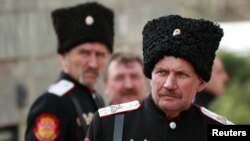 Казаки стоят в охране парламента Крыма. Симферополь, 6 марта 2014 года.
