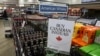 Magazinele canadiene de băuturi deja au scos de pe rafturi cele mai populare băuturi importate din SUA, în urma taxelor vamale reciproce anunțate de Washington și Ottawa. 
