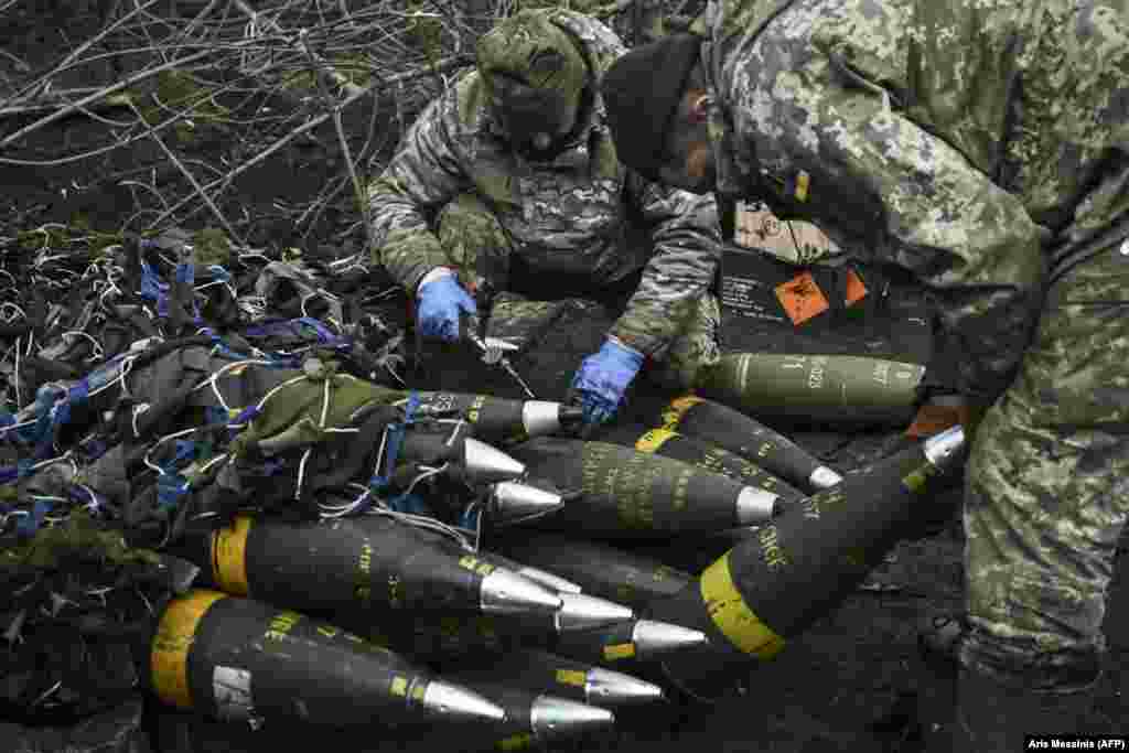 155-mm we 105-mm-lik artilleriýa snarýadlary Bu ölçegdäki oklar NATO tarapyndan Ukraina berlen ýüzlerçe günbatar gaubisalaryna – özi ýöreýän toplara laýyk gelýär. Top oklarynyň ýetmezçiligine we olaryň häzirki möçberde öndürilişine laýyklykda, şu günki günde her 155-mm snarýadynyň bahasyny 8400 dollara durýar.