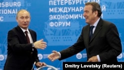 Президент Володимир Путін і голова ради акціонерів Nord Stream AG, колишній канцлер Німеччини Герхард Шредер на зустрічі на Санкт-Петербурзькому міжнародному економічному форумі. Росія, 21 червня 2012 року