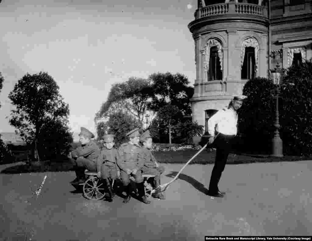 Klementi Nagornji (desno) takođe je imao zadatak da brine o careviću Alekseju (drugi s desna na kolicima). Posle revolucije 1917, Nagornji se pridružio carskoj porodici u zatočeništvu, uprkos tome što je znao da će zbog toga verovatno biti ubijen. Dok je bio zatočen sa Romanovima, intervenisao je kako bi sprečio boljševičkog čuvara da ukrade Aleksejev zlatni lanac. Ubijen je nekoliko dana kasnije. 