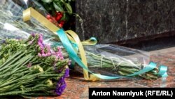 Кримчани принесли квіти до пам'ятника Тарасу Шевченку в Сімферополі. 24 серпня 2016 року
