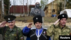 «Казаки» віддають честь під час церемонії відкриття бюста президента Росії Володимира Путіна в Ленінградській області