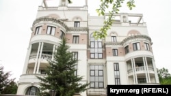 Згідно з декларацією про доходи та майно Володимира Зеленського, його дружина Олена володіє квартирою в Лівадії площею 129,8 кв. метрів