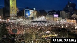 Белграддагы борбордук аянтта өкмөткө каршы акцияга топтолгондор. 22-декабрь, 2024-жыл. Сербия.