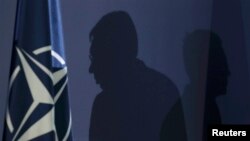 Fotografija snimljena prilikom susreta generalnog sekretara NATO Jensa Stoltenberga i predsednika Srbije Aleksandra Vučića na zajedničkoj konferenciji u Beogradu u novembru 2015.
Vučić i Stoltenberg bi trebali da se sastanu u Briselu u ponedeljak, 17. maja ove godine.