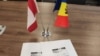 Plicuri cu buletinele de vot pentru alegerile prezidențiale și referendumul constituțional din 20 octombrie, recepționate de biroul electoral al secției de votare pentru votul prin corespondență din Canada.