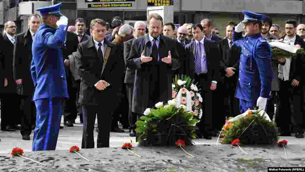 Polaganje cvijeća na Spomen obilježje ubijenoj djeci opkoljenog Sarajeva 1992.-1995., 06. april 2012. Foto: RSE / Midhat Poturović