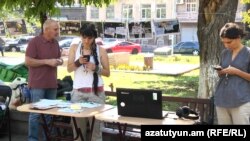 Экологические активисты в сквере Маштоца в Ереване 